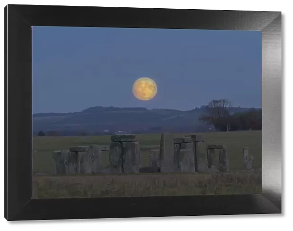 Supermoon rising over Stonehenge, the biggest for 68 years. Wiltshire, England, UK