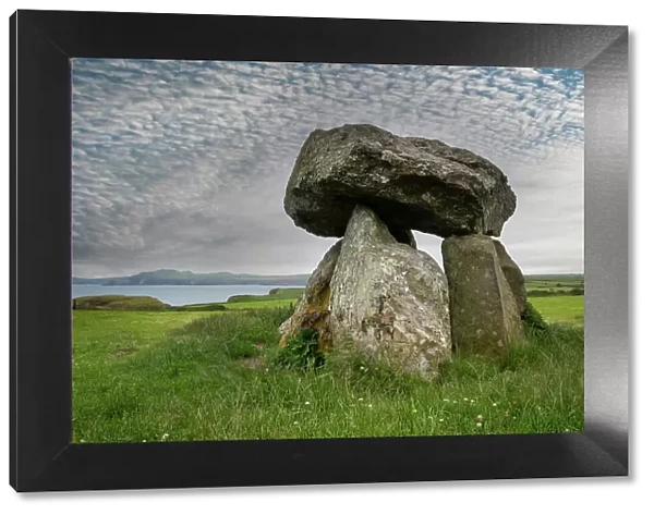Carreg Samson, a 5000-year-old Neolithic dolmen  /  tomb located half a mile west of Abercastle near the Pembrokeshire Coast Path, Wales, UK. July, 2022
