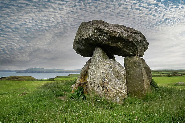 Carreg Samson, a 5000-year-old Neolithic dolmen  /  tomb located half a mile west of Abercastle near the Pembrokeshire Coast Path, Wales, UK. July, 2022