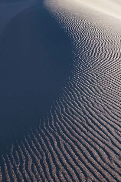 Drifting sand dunes in the Gobi desert, near Dunhuang in Gansu, China