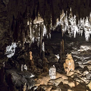 Assorted stalagmites and stalagtites and other speleothems (mineral deposits formed