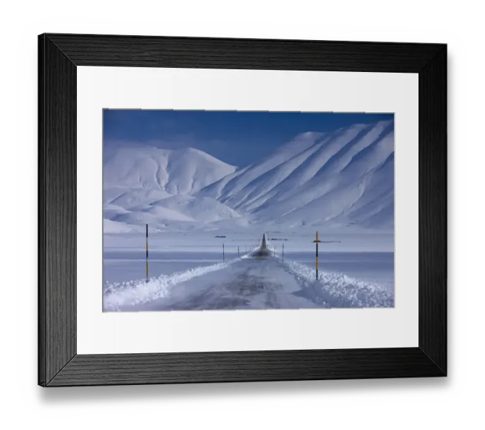Framed Print : The road across the Piano Grande in winter. Monti Sibillini National Park, Umbria Framed Print : The road across the Piano Grande in winter. Monti Sibillini National Park, Umbria