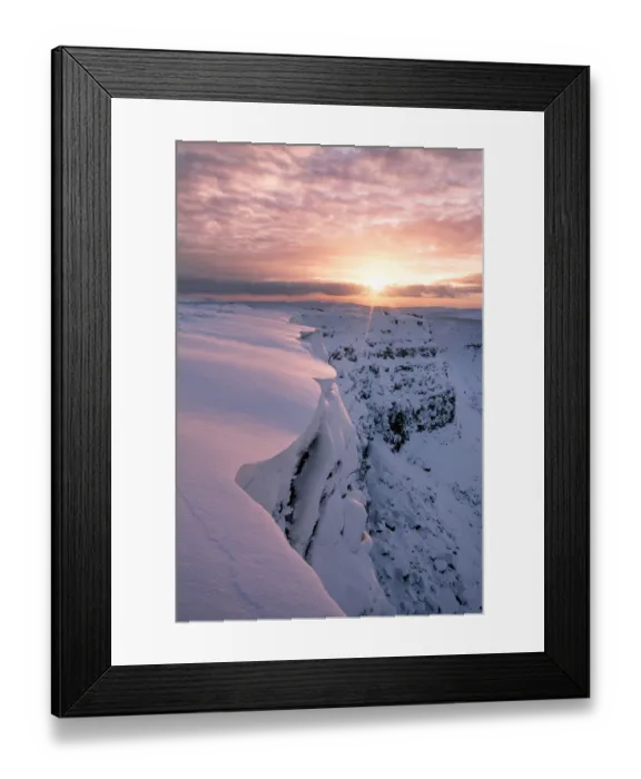 Framed Print : Snaking cornice edge above Alport Dale, Peak District National Park, Derbyshire, UK