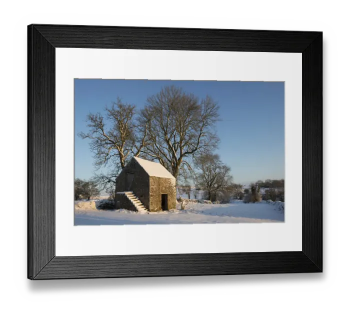 Framed Print : Stone barn following heavy snowfall. Bonsall, Peak District National Park, Derbyshire