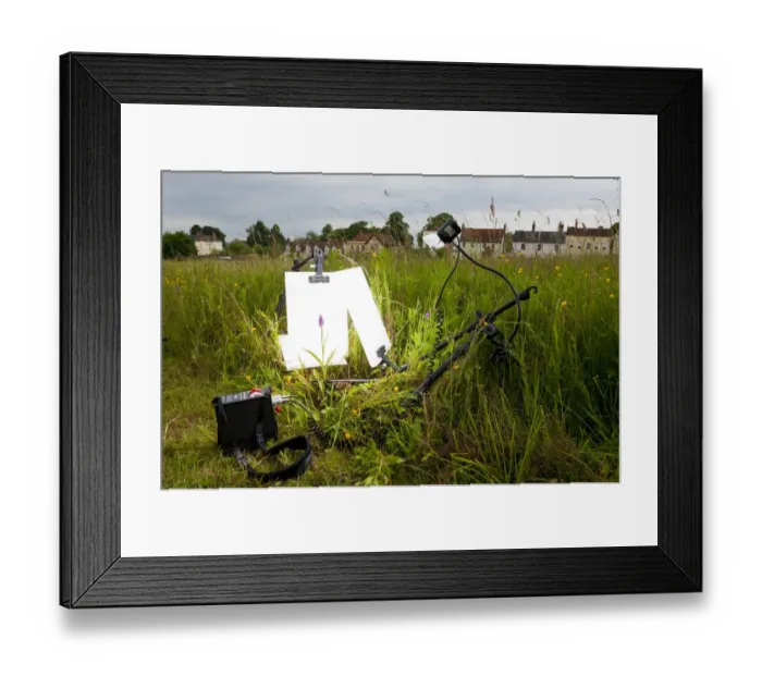 Framed Print : Photographer Niall Benvies outdoor studio set up on a village green for photographing Framed Print : Photographer Niall Benvies outdoor studio set up on a village green for photographing
