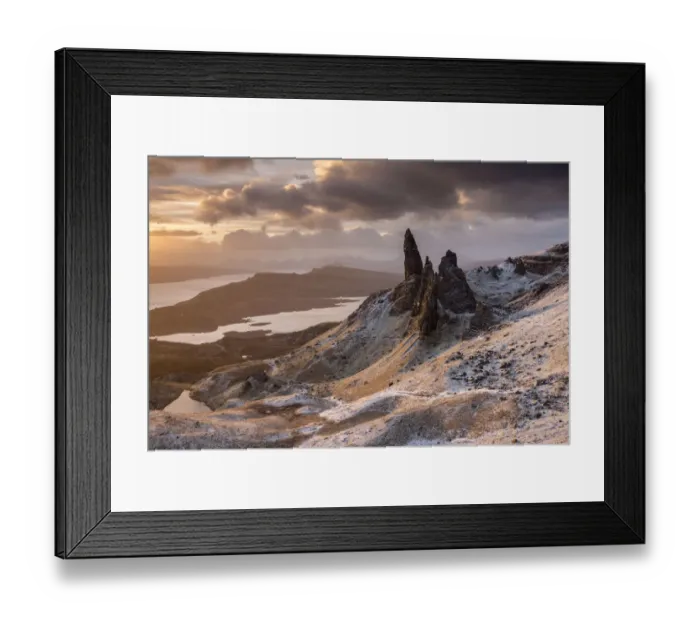 Framed Print : The Old Man of Storr, early morning light after a dusting of snow, Trotternish peninsula Framed Print : The Old Man of Storr, early morning light after a dusting of snow, Trotternish peninsula