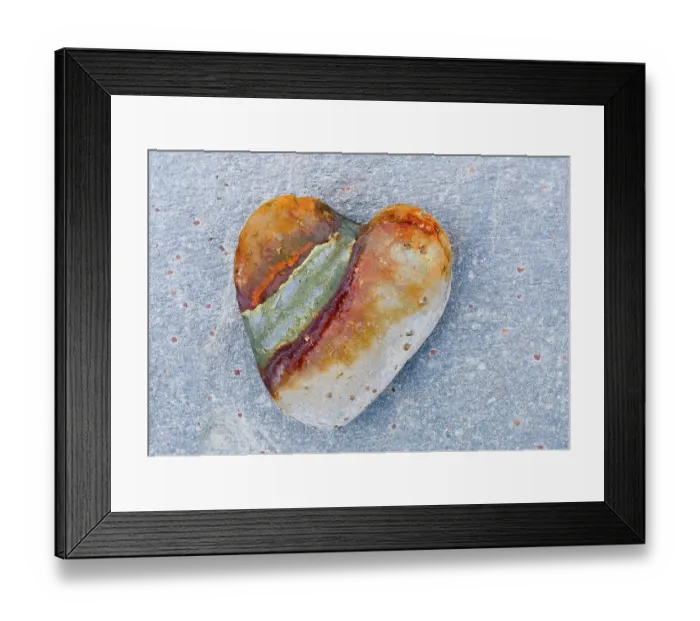 Framed Print : Heart-shaped pebble, Scotland, UK Framed Print : Heart-shaped pebble, Scotland, UK