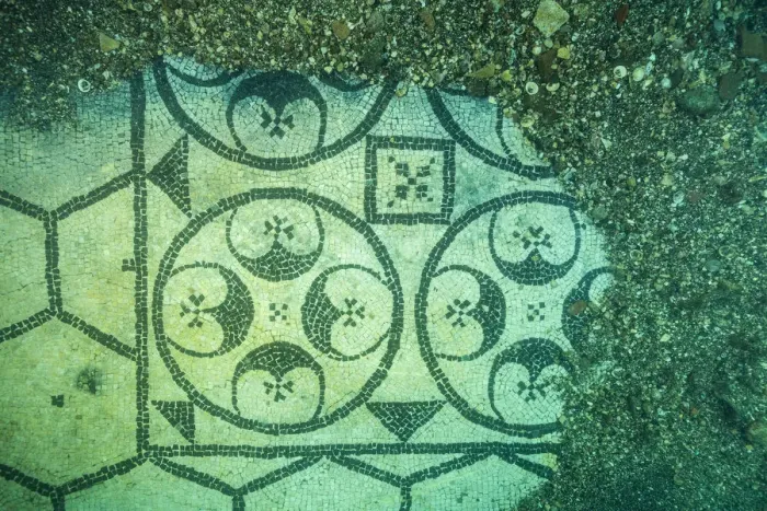 Framed Print : Ancient Roman tessellatum mosaic in black and white decorated with pattern of hexagons, perfectly preserved, in Villa a Protiro. Marine Protected Area of Baia, Naples, Italy. Tyrrhenian sea