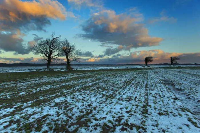 Framed Print : Arable fields in snow, near Southrepps village, North Norfolk, January