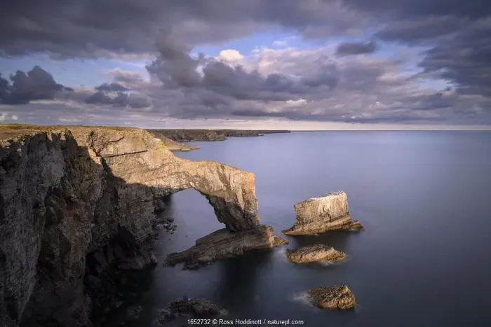 Framed Print : The Green Bridge sea arch of Wales, Castlemartin, Pembrokeshire, Wales, UK, September
