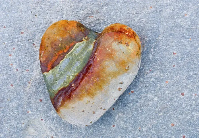 Framed Print : Heart-shaped pebble, Scotland, UK Framed Print : Heart-shaped pebble, Scotland, UK