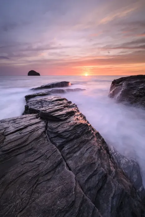 Framed Print : High tide amongst rocks on Trebarwith Strand, at sunset. North Cornwall, England, UK