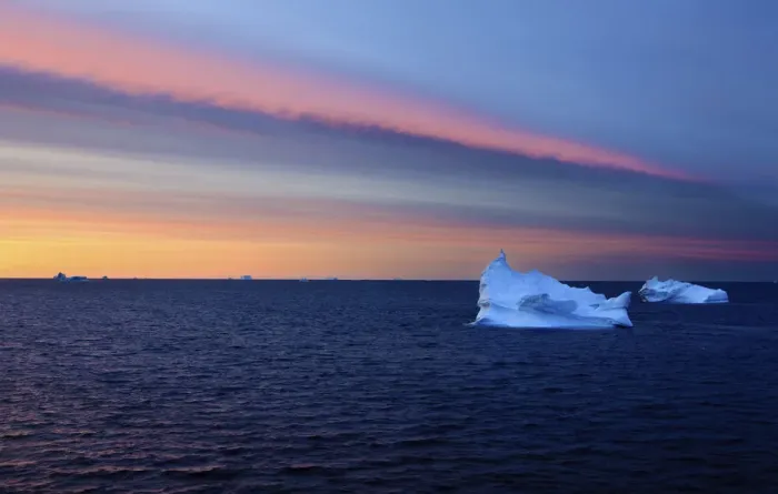 Framed Print : Icebergs at dusk, Qeqertarsuaq, Disko Bay, Greenland, August 2009 Framed Print : Icebergs at dusk, Qeqertarsuaq, Disko Bay, Greenland, August 2009