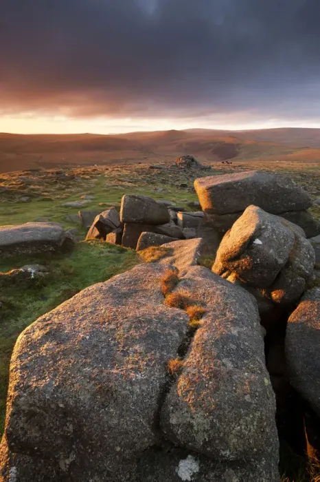Framed Print : Moorland view at Belstone with granite outcrops in the foreground, near Okehampton Framed Print : Moorland view at Belstone with granite outcrops in the foreground, near Okehampton