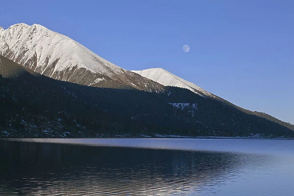 Mountain landscape reflected in lake, Basongcuo National Park, Qinghai-Tibet Plateau