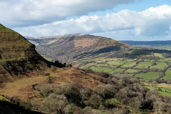Framed Print : Red Daren, the Darens Ice Age landslips with Ffynnon limestone outcrops and the glacially eroded ridge of Black Hill  /  Cat's Back, Herefordshire, England, UK. March, 2024