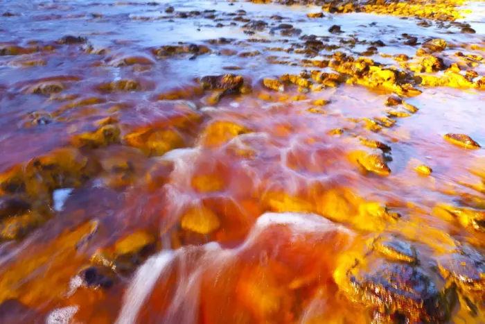 Framed Print : Red waters of the Rio Tinto, coloured by dissolved minerals, primarily iron. Andalusia