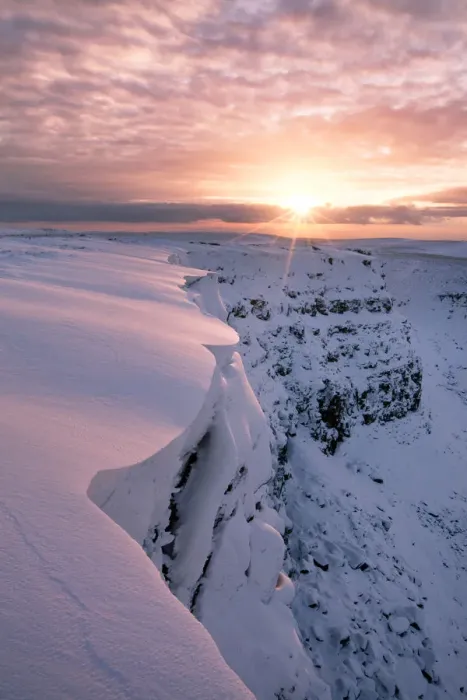 Framed Print : Snaking cornice edge above Alport Dale, Peak District National Park, Derbyshire, UK