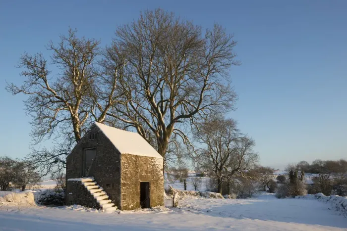 Framed Print : Stone barn following heavy snowfall. Bonsall, Peak District National Park, Derbyshire