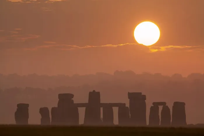 Framed Print : Stonehenge at sunrise, Salisbury Plain, Wiltshire, England, UK, June 2006 Framed Print : Stonehenge at sunrise, Salisbury Plain, Wiltshire, England, UK, June 2006