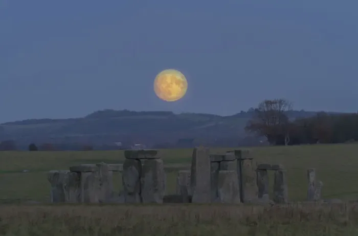 Framed Print : Supermoon rising over Stonehenge, the biggest for 68 years. Wiltshire, England, UK Framed Print : Supermoon rising over Stonehenge, the biggest for 68 years. Wiltshire, England, UK