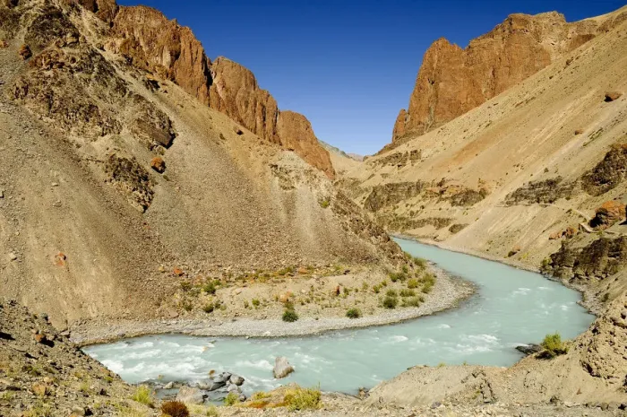 Framed Print : Tsarap River with pale blue water from glacial melt, and surrounding valley Framed Print : Tsarap River with pale blue water from glacial melt, and surrounding valley