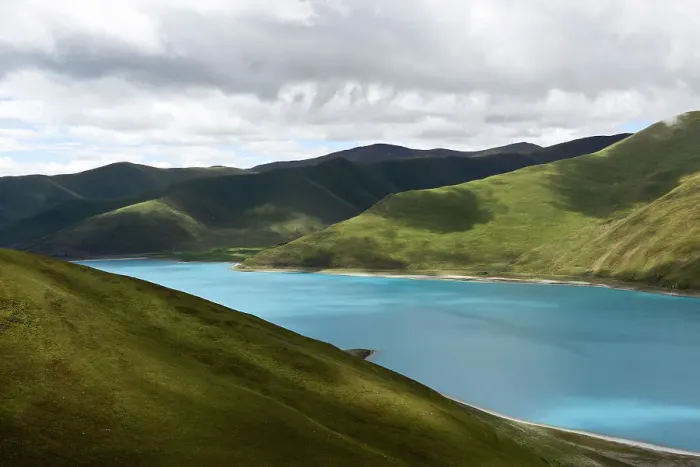 Framed Print : View of Yamdrok-Tso Lake (at 4, 441m), sacred for Tibetans. Tibet, China. August, 2015 Framed Print : View of Yamdrok-Tso Lake (at 4, 441m), sacred for Tibetans. Tibet, China. August, 2015