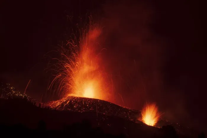 Framed Print : Volcanic eruption, Cumbre Vieja Volcano, La Palma, Canary Islands. September 2021 Framed Print : Volcanic eruption, Cumbre Vieja Volcano, La Palma, Canary Islands. September 2021