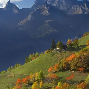 Colores del otoño en Iserables sobre el valle del Ródano cerca de Sion, la Valais, Suiza. Colores del otoño en Iserables sobre el valle del Ródano cerca de Sion, la Valais, Suiza.