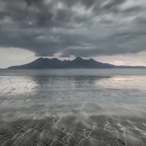 Baia di Laig, Isola di Eigg verso Isola di Rum, Inner Hebrides, Scozia, Regno Unito, aprile 2014. Baia di Laig, Isola di Eigg verso Isola di Rum, Inner Hebrides, Scozia, Regno Unito, aprile 2014.