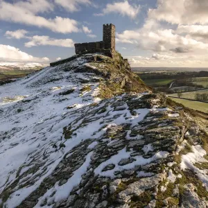 La iglesia de Brentor y la vista del páramo después de una capa ligera de nieve, cerca de Tavistock. La iglesia de Brentor y la vista del páramo después de una capa ligera de nieve, cerca de Tavistock.