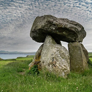 Carreg Samson, a 5000-year-old Neolithic dolmen / tomb located half a mile west of Abercastle near the Pembrokeshire Coast Path, Wales, UK. July, 2022
