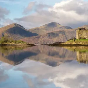 Schloss Stalker reflektierte auf einer Meeresinsel im späten Abendlicht am Loch Laidh in Argyll, Schottland, Großbritannien. November Schloss Stalker reflektierte auf einer Meeresinsel im späten Abendlicht am Loch Laidh in Argyll, Schottland, Großbritannien. November