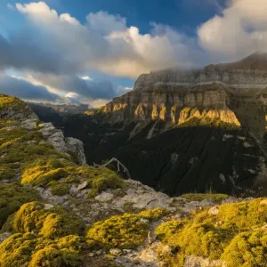 Acantilados, Parque Nacional de Ordesa, Pirineos, Aragón, España. Acantilados, Parque Nacional de Ordesa, Pirineos, Aragón, España.