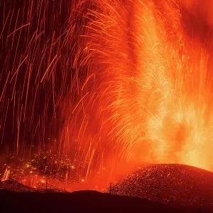 Una explosión de lava cercana desde el volcán Cumbre Vieja, La Palma, Islas Canarias. Septiembre 2021. Una explosión de lava cercana desde el volcán Cumbre Vieja, La Palma, Islas Canarias. Septiembre 2021.