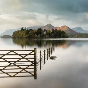 Wasserfall Derwent mit Zaun und Tor am Blick auf den Catbells-Gipfel in der Nähe von Keswick im Nationalpark The Lake District in Cumbria (England), Oktober 2012 Wasserfall Derwent mit Zaun und Tor am Blick auf den Catbells-Gipfel in der Nähe von Keswick im Nationalpark The Lake District in Cumbria (England), Oktober 2012