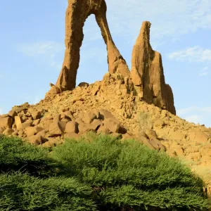 Arco de arenisca erosionada, llamado el arco Julia, en el Desierto del Sahara. Arco de arenisca erosionada, llamado el arco Julia, en el Desierto del Sahara.