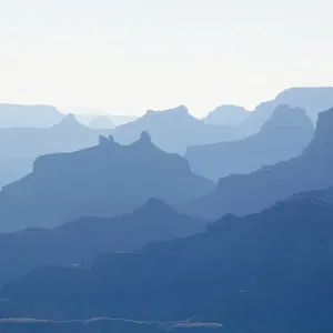 Grand Canyon au coucher du soleil, paysage abstrait brumeux, Arizona, États-Unis, juillet. Grand Canyon au coucher du soleil, paysage abstrait brumeux, Arizona, États-Unis, juillet.