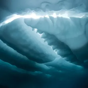 Les formations de glace, lac Sassolo, vallée de Sambuco, Ticino, Suisse. Les formations de glace, lac Sassolo, vallée de Sambuco, Ticino, Suisse.
