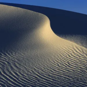Les ondulations irrégulières sur les dunes de sable de gypse créées par des vents violents, Monument national White Sands. Les ondulations irrégulières sur les dunes de sable de gypse créées par des vents violents, Monument national White Sands.