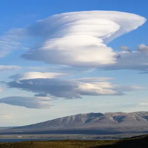Nuvole lenticolari sopra il parco nazionale Torres del Paine. Patagonia, Cile. Novembre 2018 Nuvole lenticolari sopra il parco nazionale Torres del Paine. Patagonia, Cile. Novembre 2018