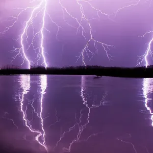 Orage éclair sur le lac Csaj, parc national de Kiskunsagi, Pusztaszer, Hongrie. Mai 2012. Orage éclair sur le lac Csaj, parc national de Kiskunsagi, Pusztaszer, Hongrie. Mai 2012.
