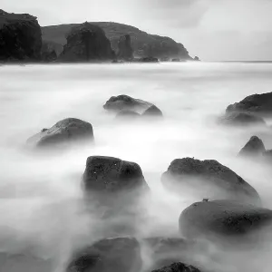 Langzeitbelichtung des Meeres mit Felsen im Vordergrund. Bagh Dhail Mor Insel der Shetland-Inseln Schottland Vereinigtes Königreich Oktober 2011 Langzeitbelichtung des Meeres mit Felsen im Vordergrund. Bagh Dhail Mor Insel der Shetland-Inseln Schottland Vereinigtes Königreich Oktober 2011