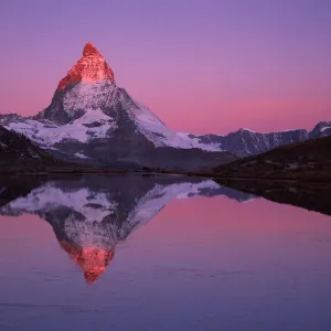 Matterhorn (4 478 m) avec reflet dans le lac Riffel au lever du soleil, Suisse, septembre 2008. Matterhorn (4 478 m) avec reflet dans le lac Riffel au lever du soleil, Suisse, septembre 2008.