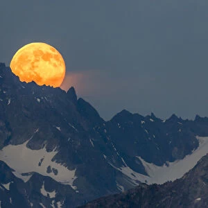 Full moon rising over the Verpeilspitze (3430m). This peak is part of the Glockturmkamm