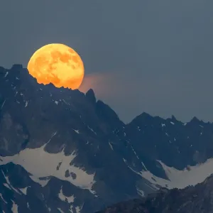 La lune pleine se lève au-dessus de la Verpeilspitze (3430m). Cette sommité fait partie du Glockturmkamm. La lune pleine se lève au-dessus de la Verpeilspitze (3430m). Cette sommité fait partie du Glockturmkamm.