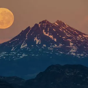 Amanecer lunar sobre la montaña, Parque Nacional Torres del Paine, Magallanes, Chile. Junio de 2022 Amanecer lunar sobre la montaña, Parque Nacional Torres del Paine, Magallanes, Chile. Junio de 2022