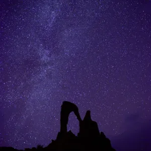 Cielo nocturno sobre el Arco de Piedra, llamado arco Julia. Reserva Natural y Cultural del Ennedi. Cielo nocturno sobre el Arco de Piedra, llamado arco Julia. Reserva Natural y Cultural del Ennedi.