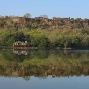 Ranthambhore Fort with resthouse Jogi Mahal below, Ranthambhore National Park, Rajasthan Ranthambhore Fort with resthouse Jogi Mahal below, Ranthambhore National Park, Rajasthan