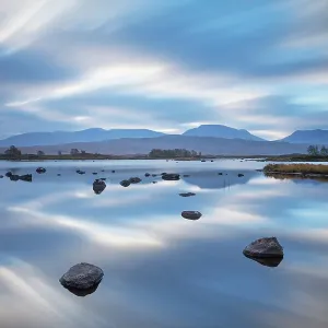 Riflessi in Loch Baa all'alba, Rannoch Moor, Glencoe, Lochaber, Scozia, Regno Unito, ottobre 2014. Riflessi in Loch Baa all'alba, Rannoch Moor, Glencoe, Lochaber, Scozia, Regno Unito, ottobre 2014.